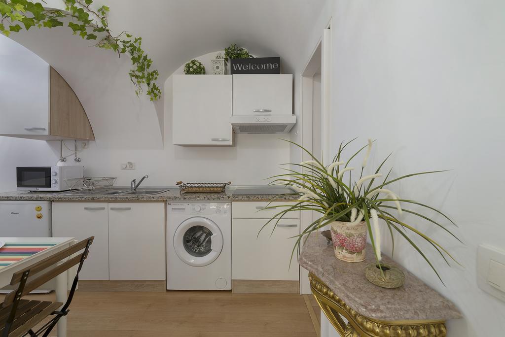 The Convent - Calm 1 Bedroom Apartment Close To The River